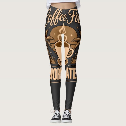 Koffie Eerst, Werk Later – Powered by Caffeïne Leggings (Voorkant)