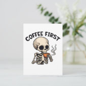 Koffie Eerste Spooky Halloween Skeleton Cafeïne Uitnodiging Briefkaart (Staand voorkant)