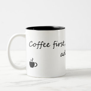 Koffie eerste volwassen tweede - Grappige koffie q Tweekleurige Koffiemok