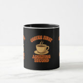 Koffie eerste volwassen tweede quote humor mok (Midden)