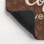 Koffie elke dag. Koffiebonen Bruin Mousepad Muismat (Hoek)