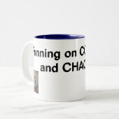 Koffie en chaos tweekleurige koffiemok (Voorkant links)