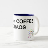 Koffie en chaos tweekleurige koffiemok (Voorkant rechts)
