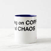 Koffie en chaos tweekleurige koffiemok (Center)