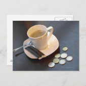 Koffie en geld op een tafel briefkaart (Voorkant / Achterkant)