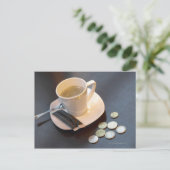 Koffie en geld op een tafel briefkaart (Staand voorkant)