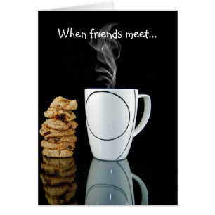 Koffie en koekjes op gespiegeld zwart