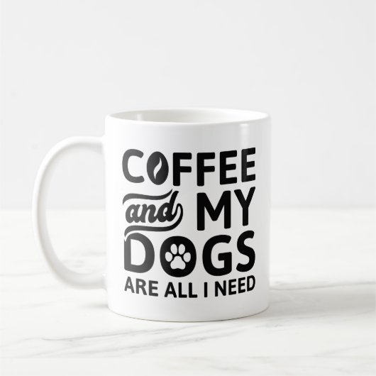 Koffie en mijn honden zijn alles wat ik nodig heb koffiemok (Links)
