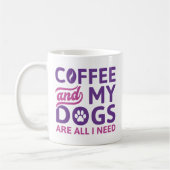 Koffie en mijn honden zijn alles wat ik nodig heb koffiemok (Links)