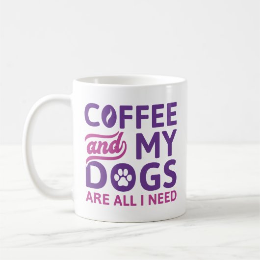 Koffie en mijn honden zijn alles wat ik nodig heb koffiemok (Links)