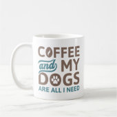 Koffie en mijn honden zijn alles wat ik nodig heb koffiemok (Links)