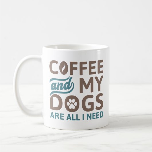 Koffie en mijn honden zijn alles wat ik nodig heb koffiemok (Links)