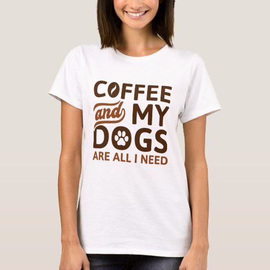 Koffie en mijn honden zijn alles wat ik nodig heb t-shirt (Voorkant)
