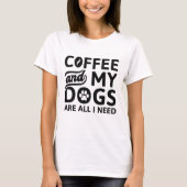 Koffie en mijn honden zijn alles wat ik nodig heb t-shirt (Voorkant)