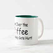 Koffie en niemand krijgt er last van. tweekleurige koffiemok (Voorkant rechts)