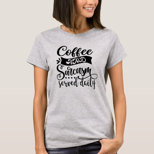 Koffie en Sarcasm Served Daily Funny T-shirt Desig (Voorkant)