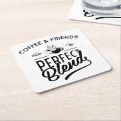 Koffie en vrienden maken het perfecte mengsel kartonnen onderzetters (Schuin)