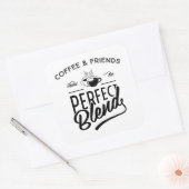 Koffie en vrienden maken het perfecte mengsel vierkante sticker (Envelop)