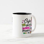 Koffie geeft me verpleegbevoegdheden tweekleurige koffiemok (Voorkant rechts)