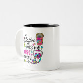 Koffie geeft me verpleegbevoegdheden tweekleurige koffiemok (Voorkant links)