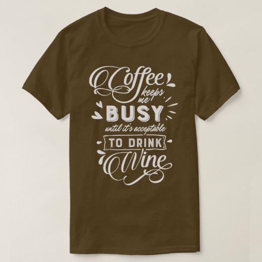 Koffie houdt me bezig tot de wijn t-shirt (Design voorkant)