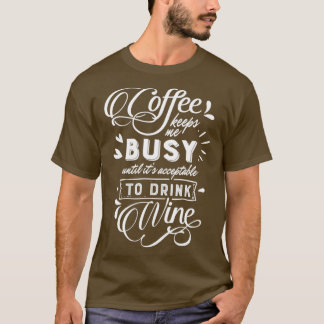Koffie houdt me bezig tot de wijn t-shirt
