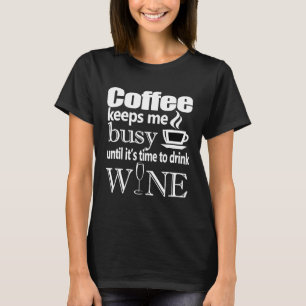 Koffie houdt me bezig tot het tijd is om Drink te  T-shirt