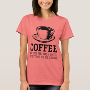 Koffie houdt me bezig tot het tijd is om Drink te  T-shirt