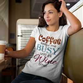 Koffie houdt me bezig tot het tijd is voor wijn! T T-shirt