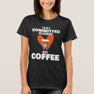 Koffie in toegewijd Relatie met koffie T-shirt