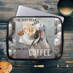 Koffie-inspiratieblokken laptophoes laptop sleeve<br><div class="desc">Laptophoes met een kop koffie op een metalen achtergrond met bouwstenen. Voor een goed begin van de dag!</div>