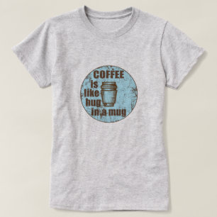 Koffie is als een knuffel in een mok grappige drin t-shirt