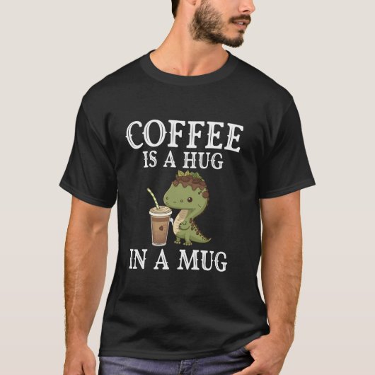 Koffie is een knuffel in een Mok Funny Dinosaur Co T-shirt (Voorkant)
