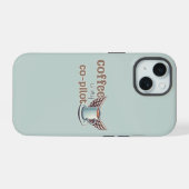 Koffie is mijn copiloot iPhone 15 case (Achterkant horizontaal)