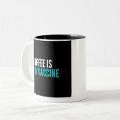 Koffie is mijn vaccin tweekleurige koffiemok (Voorkant links)