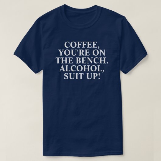 "Koffie, je bent op de bank. Alcohol pak omhoog!" T-shirt (Design voorkant)