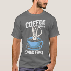 Koffie komt altijd als eerste funny Skeleton Hand T-shirt