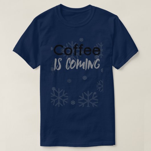 Koffie komt op winterachtergrond t-shirt (Design voorkant)