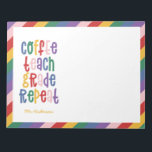 Koffie, lesgeven, cijfer, herhaling typografie ler notitieblok<br><div class="desc">Koffie, lesgeven, klas, herhaal leraar moderne kleurrijke heldere regenboogtypografische cadeau. Show je leraar dat je geeft met deze nuttige moderne kerstmis of eindetijd cadeau. Zeer belangrijke lerarenbeetjes en bommen. Met hand geschreven modern leuk manuscript, en ruimte voor hun naam en de naam van uw kind. Het perfecte eindejaarscadeau voor je...</div>