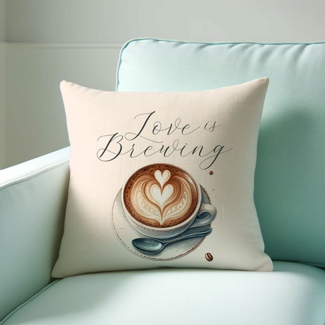 Koffie liefhebber thema liefde is het brouwen van  kussen (love is brewing throw pillow with a watercolor latte and heart shaped foam. )