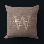 Koffie Linen Monogram Trouwherinnering Kussen<br><div class="desc">Rustieke en moderne trouwherinnering koffie geweven linnen effect kussen met uw tekst in witte chic handgeschreven kalligrafie en uw monogram in gouden stijlvolle typografie. Voeg eenvoudig uw namen, monogram en trouwdatum toe. Geweldig cadeau voor een pasgetrouwd stel. Exclusief ontworpen voor u door Happy Dolphin Studio. Als u hulp nodig heeft...</div>