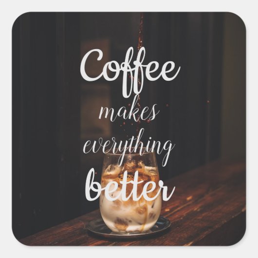 Koffie maakt alles beter / koffie Quote Vierkante Sticker (Voorkant)