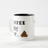 Koffie maakt me een poep-mok tweekleurige koffiemok (Voorkant links)