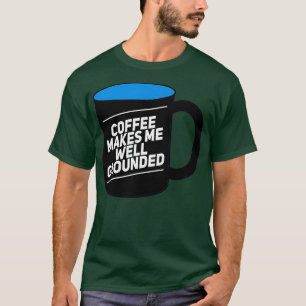 Koffie maakt me goed geaarde zwarte en blauwe Mok T-shirt