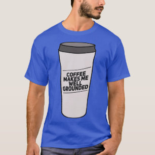 Koffie maakt me goed gefundeerde witte reisboeg t-shirt
