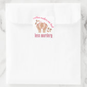 Koffie maakt me minder moordend grappig citaat vierkante sticker (Tas)