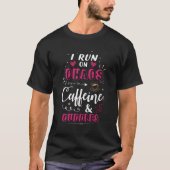 Koffie Mam Ik Ren Op Chaos Cafeïne Knuffels Quote T-shirt (Voorkant)