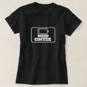 Koffie moet worden opgeladen t-shirt (Design voorkant)