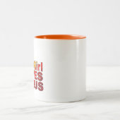 Koffie Mok: dit meisje houdt van Jezus Tweekleurige Koffiemok (Center)