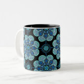 Koffie Mok met blauwe medaillons op zwart (Voorkant links)